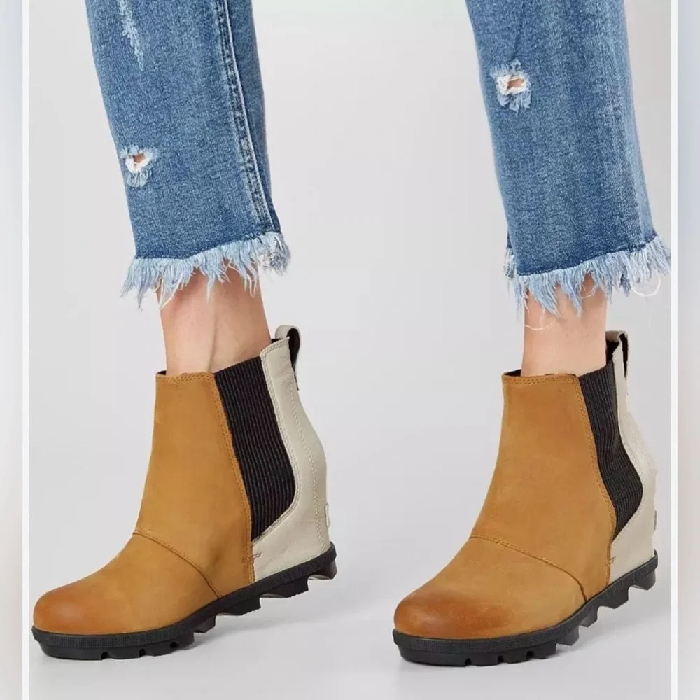 SOREL Joan Of Arctic Leather Wedge Chelsea Boots in Carmel Brown White,size 9